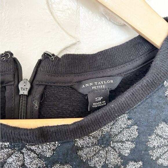 Ann Taylor Black Floral Print 3/4 Sleeve Crewneck Back Zip Sweater Size PS - Picture 2 of 5